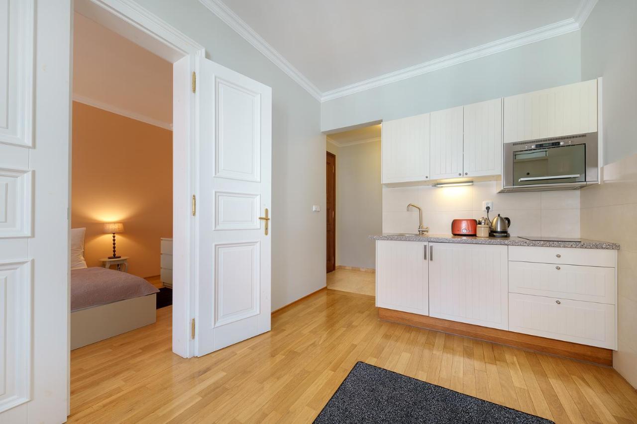 Hunger Aparthotel